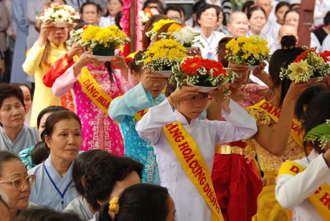 Pháp – Ý NGHĨA LỄ DÂNG HOA CÚNG PHẬT